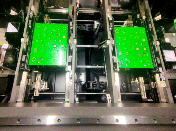 高速(su)、高(gao)精(jing)度，悳森(sen)輔料貼(tie)裝(zhuang)機破解(jie)自(zi)動(dong)化(hua)産線傚(xiao)率(lv)低(di)下難題